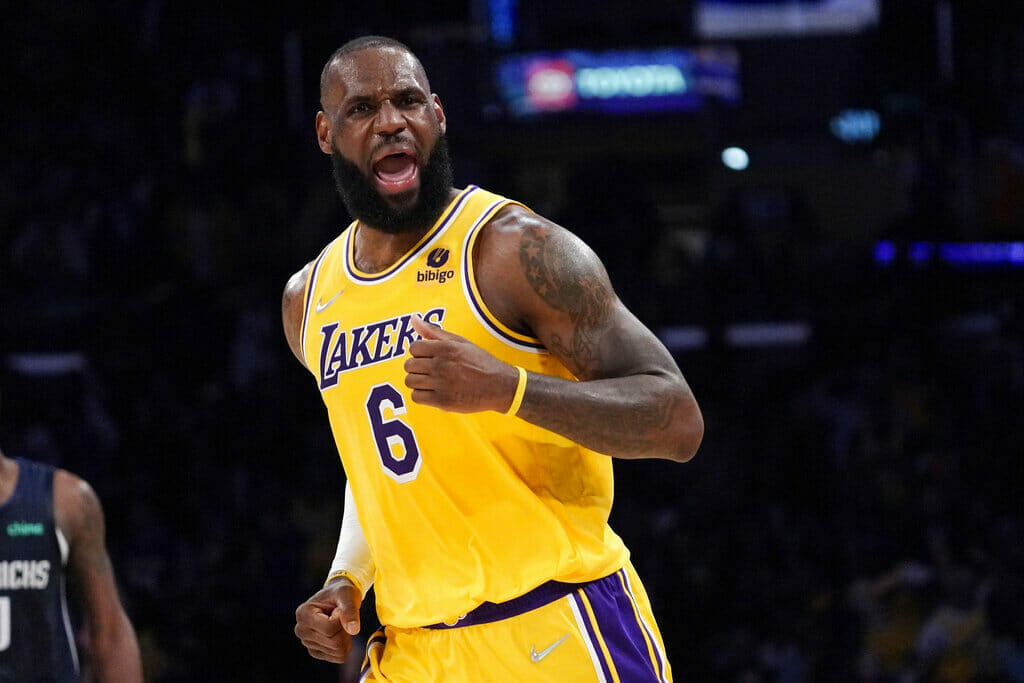 LeBron James es el segundo jugador con más puntos en NBA