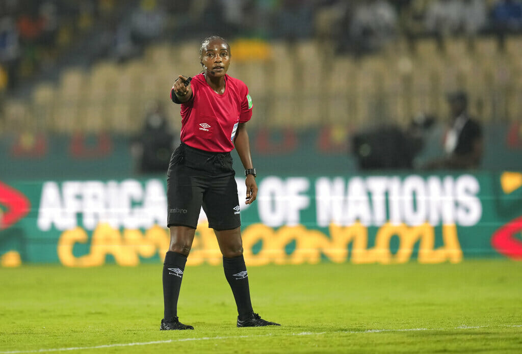 6 árbitros mujeres en Qatar 2022 - Salima Mukansanga