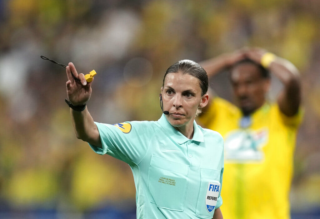 6 árbitros mujeres en Qatar 2022 - Stephanie Frappart