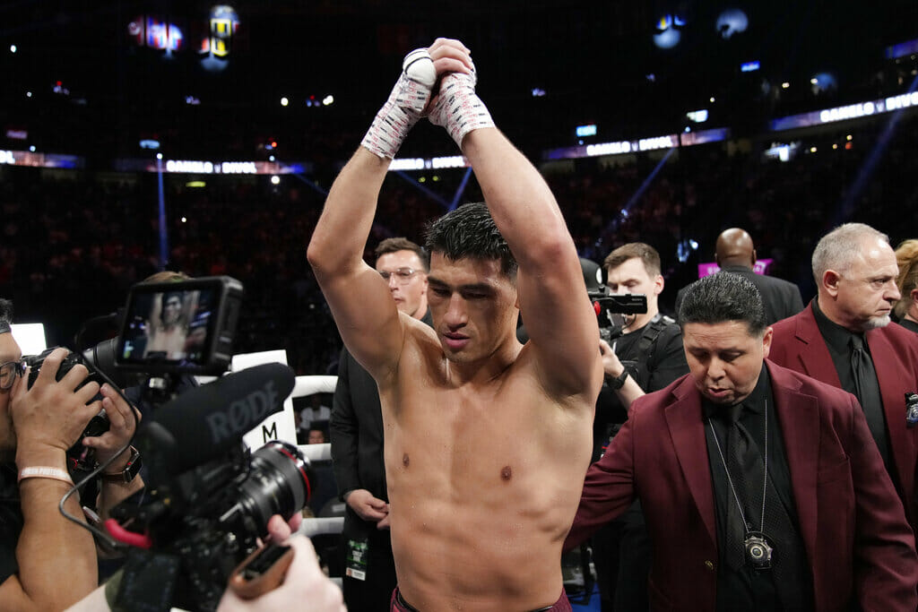 Dmitry Bivol no ha recibido su pago tras la victoria ante Canelo