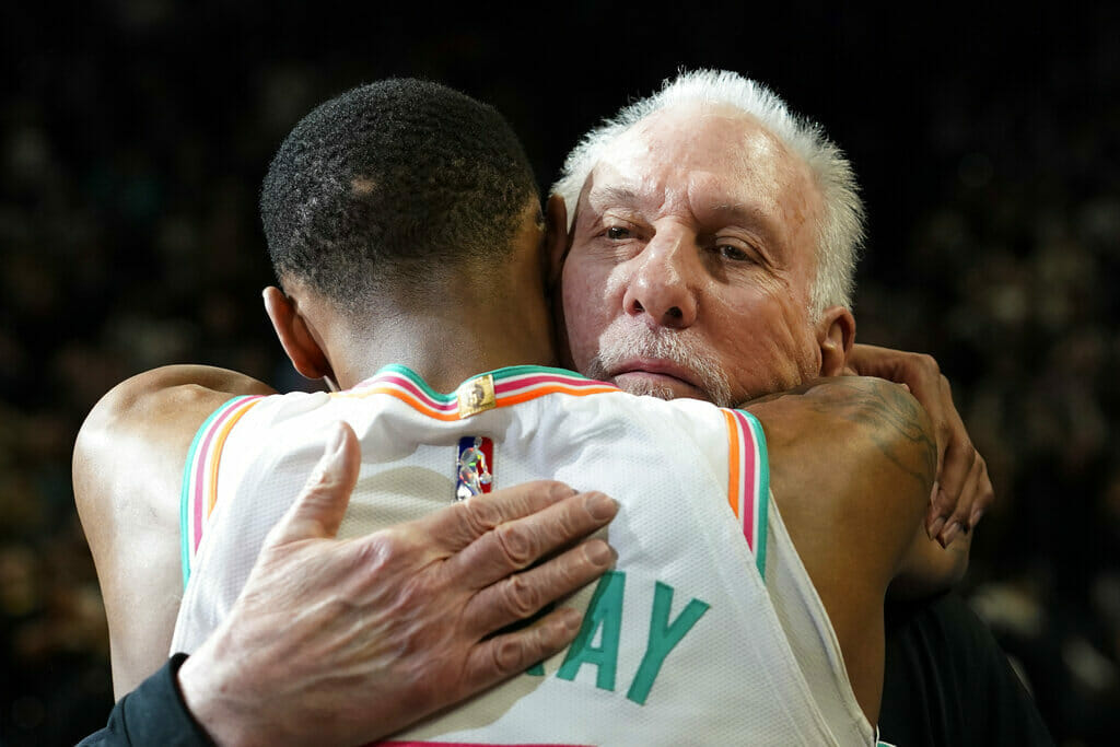 Gregg Popovich, Dejounte Murray - Gregg Popovich es el head coach con más victorias en la NBA