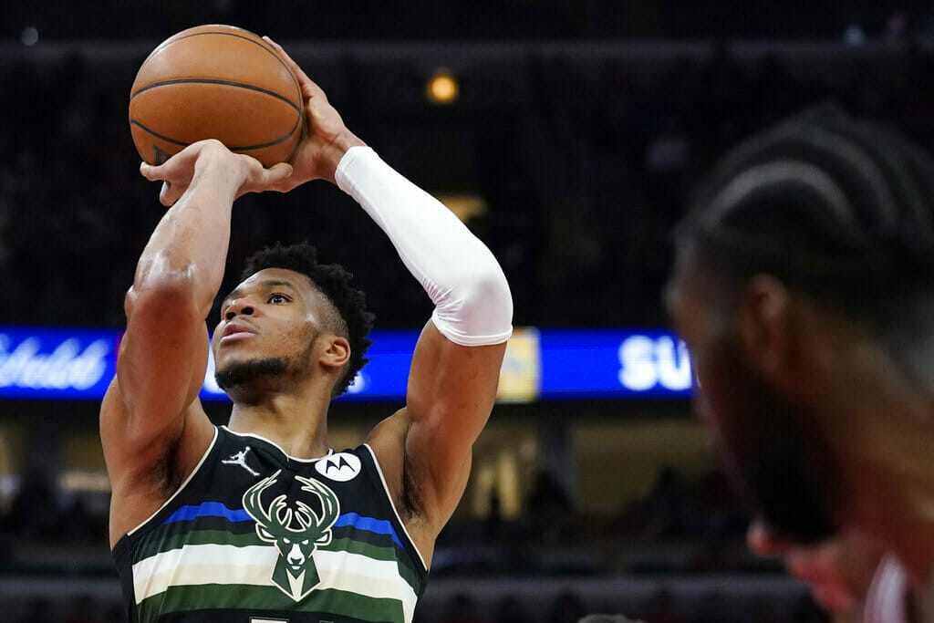 Giannis Antetokounmpo - Jayson Tatum - JefeBet App Picks 01 de Mayo 2022