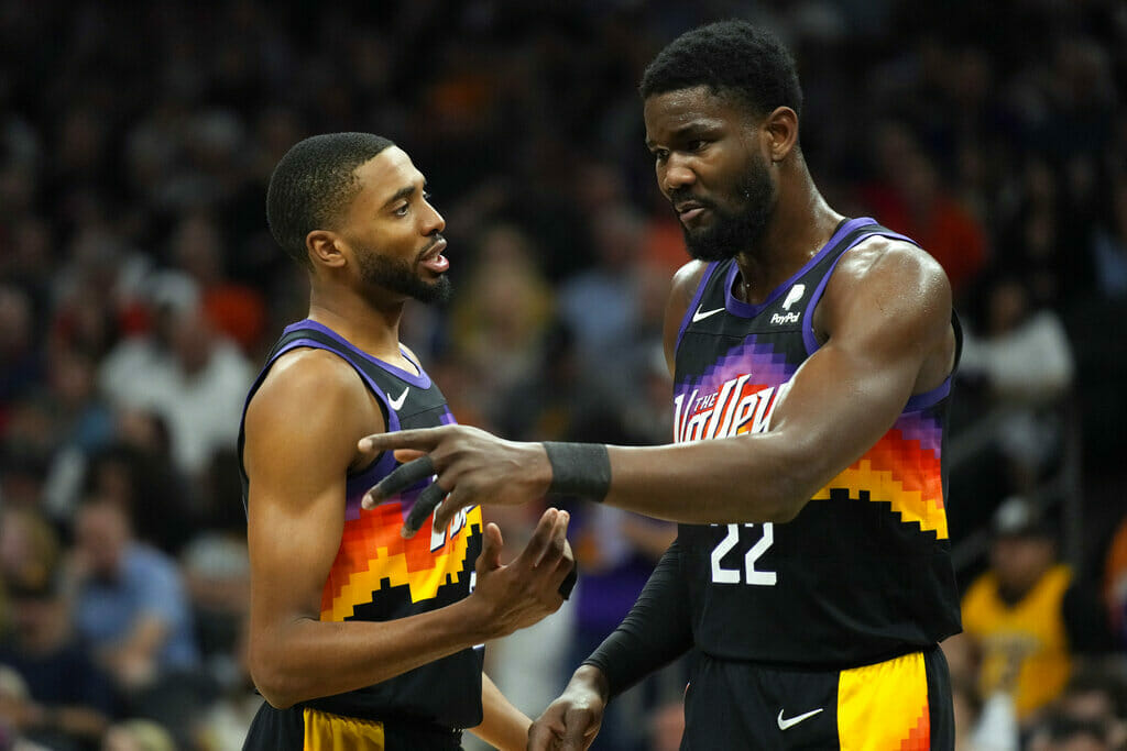 Mikal Bridges, DeAndre Ayton - Devin Booker podría perderse varios juegos ante Pelicans por lesión