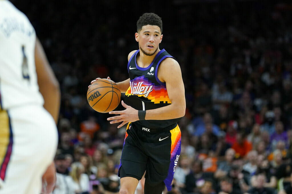 Devin Booker - Devin Booker podría perderse varios juegos ante Pelicans por lesión