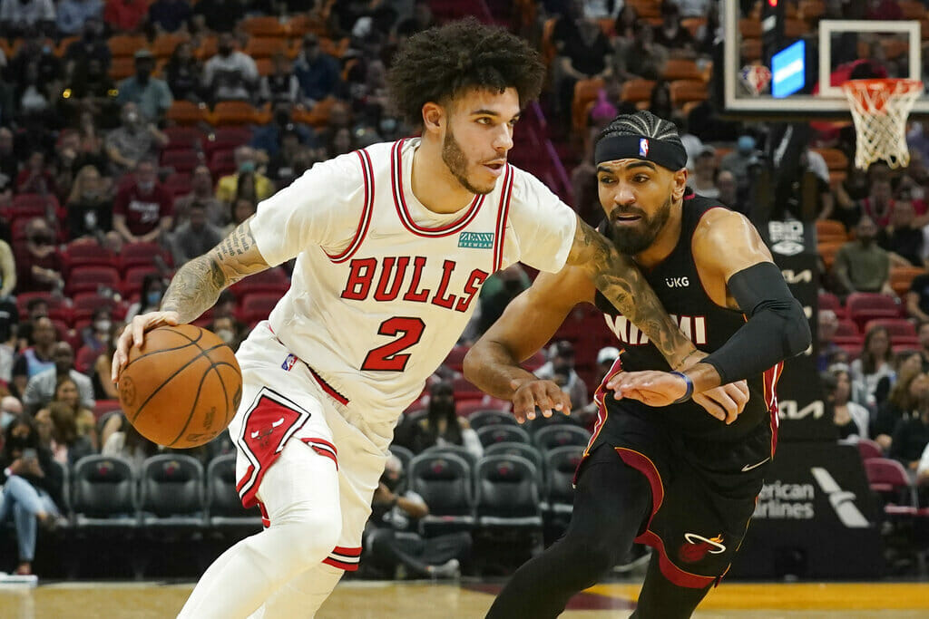 Lonzo Ball, Gabe Vincent - Lonzo Ball se perderá el resto de la temporada con los Chicago Bulls 