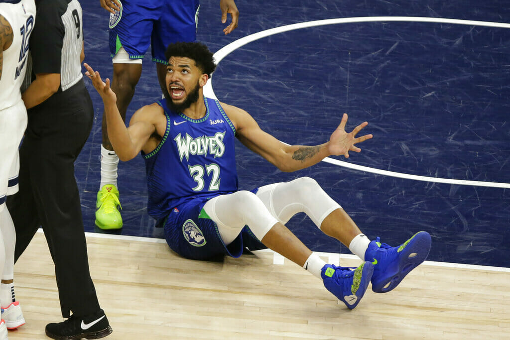 Karl-Anthony Towns - Momentos Más Vergonzosos del deporte en la semana, Abril (1ra edición)