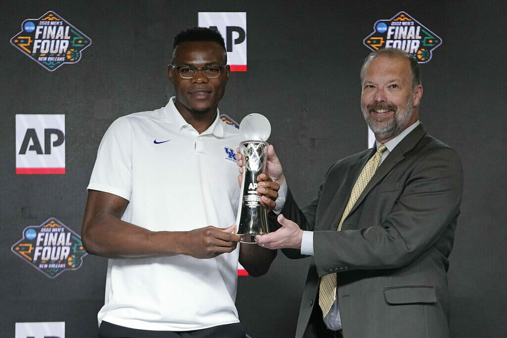 Oscar Tshiebwe es el Jugador del Año de la NCAA de manera unánime