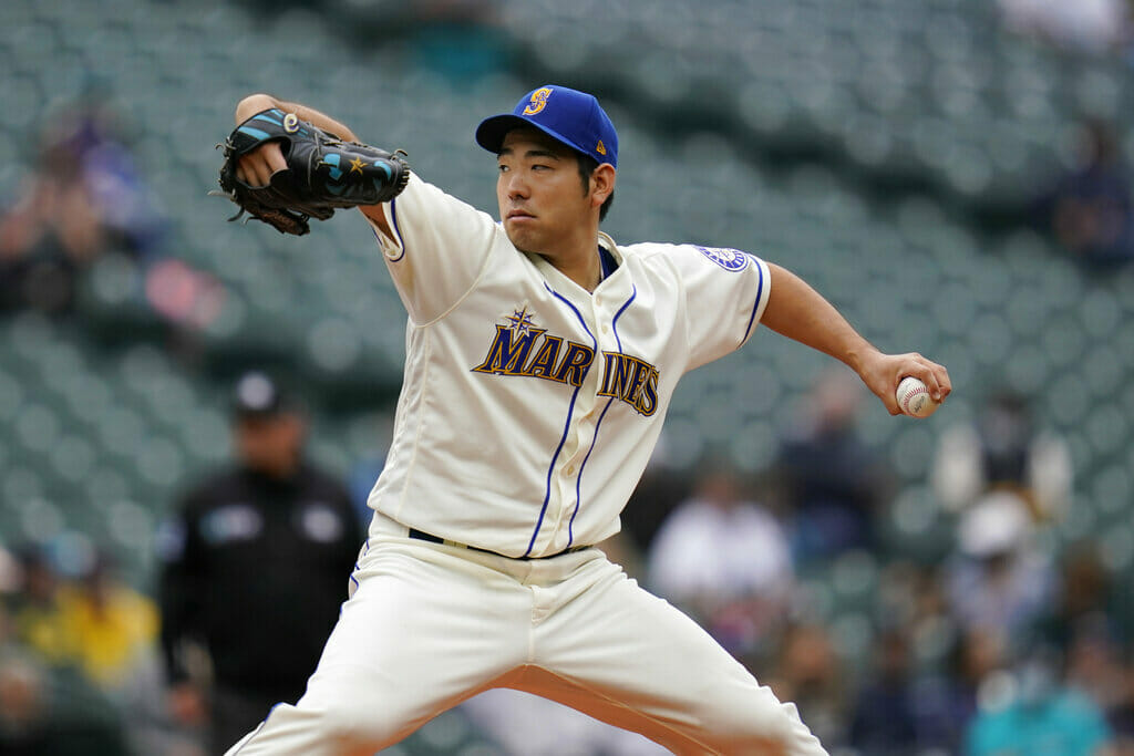 Yusei Kikuchi firma con los Toronto Blue Jays (2)