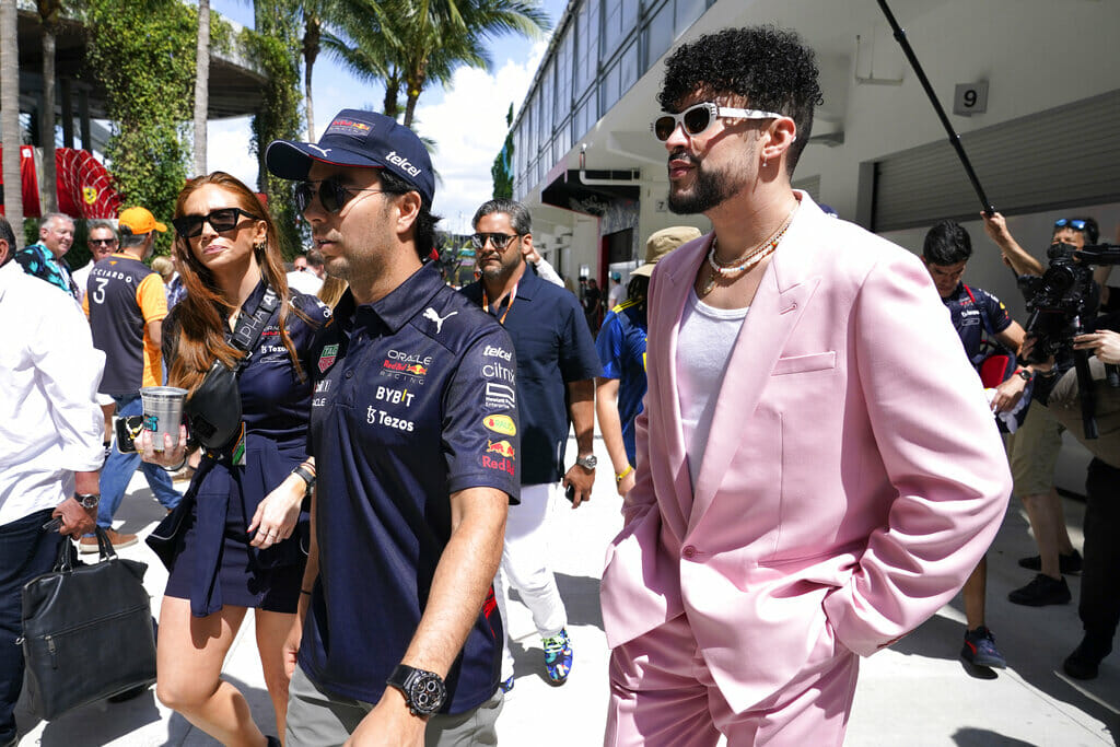 Bad Bunny, signo Piscis, con Checo Pérez