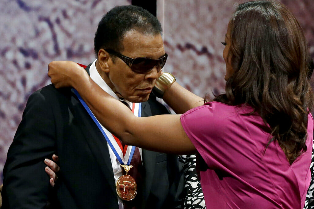 Frases de deportistas - Muhammad Ali  con medalla