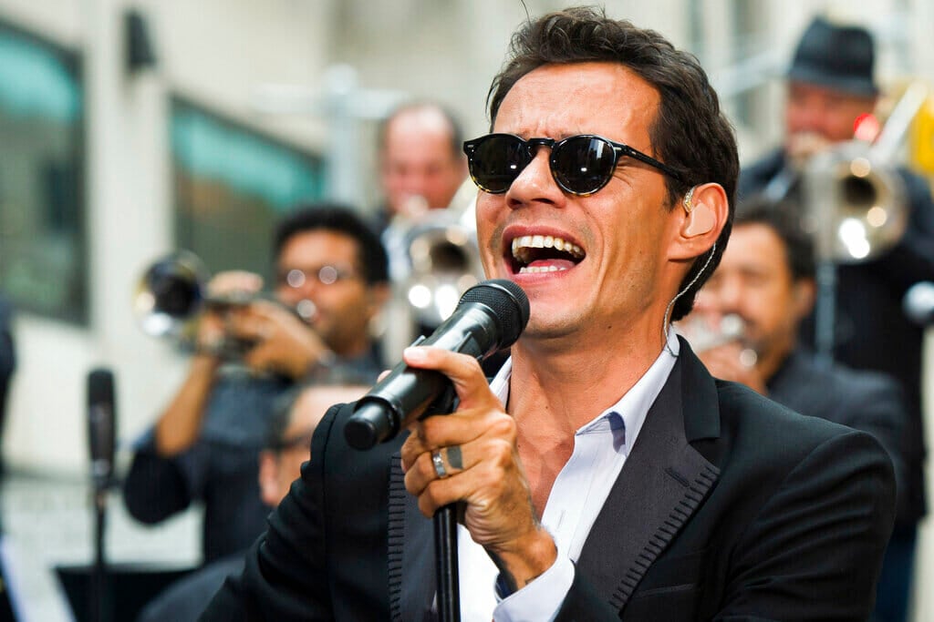 Marc Anthony singing Yo También. One of Romeo Santos' best duets. 