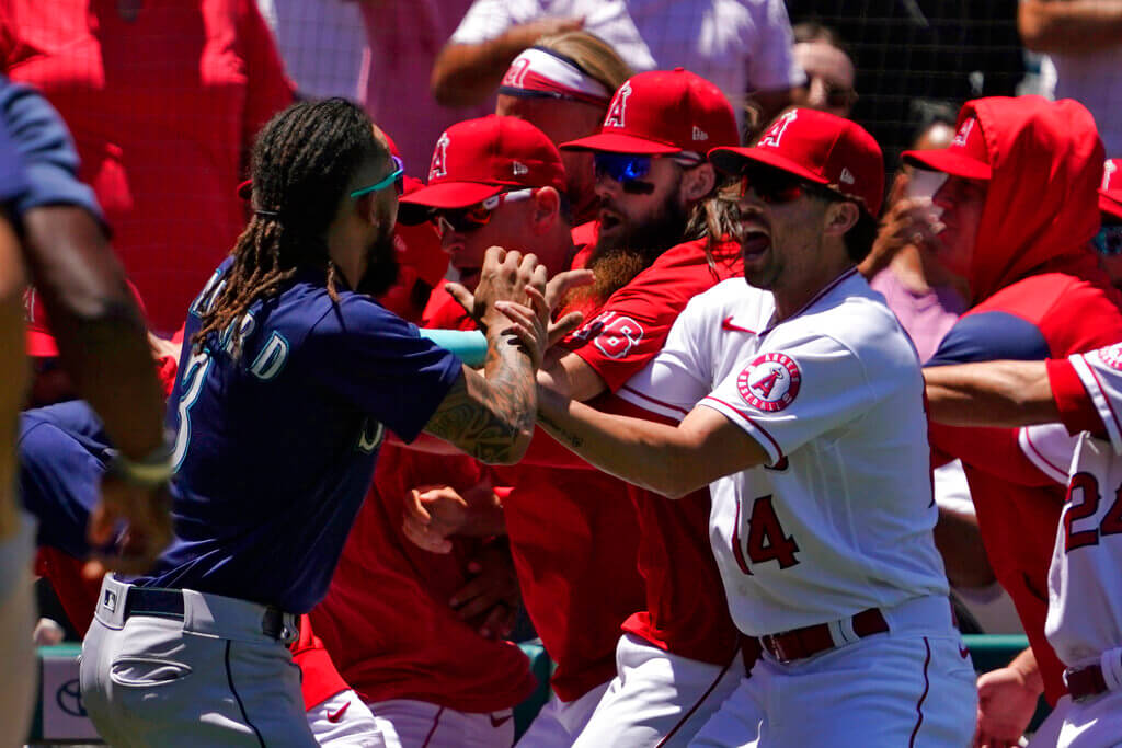 Angelinos y Marineros protagonizaron pelea enorme en la MLB, ya se conocen las suspensiones