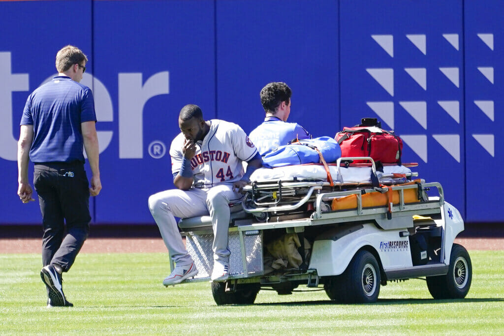 Astros vs Mets - Yordan Alvarez and Jeremy Pena have a dangerous collision in the middle of a game