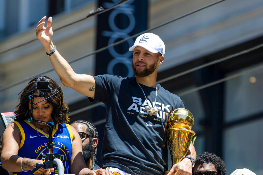 Stephen Curry se traga una botella en plena celebración