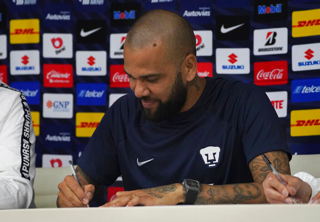 Dani Alves - possible Pumas debut