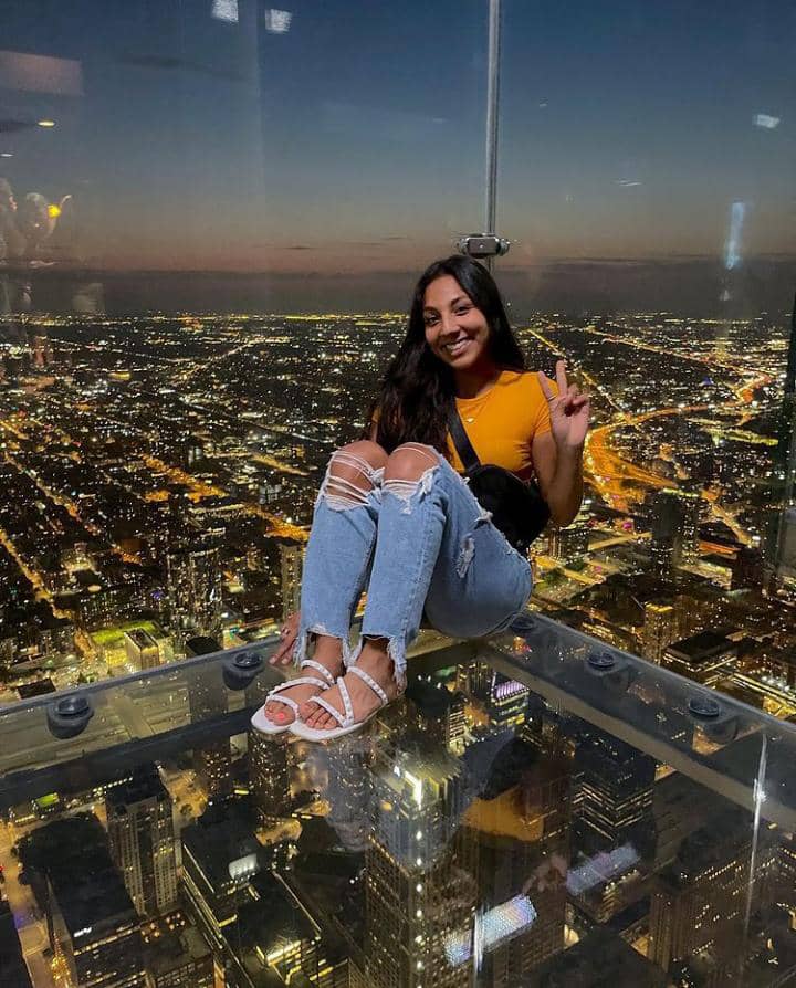 places to visit in Chicago Illinois - Skydeck The Ledge