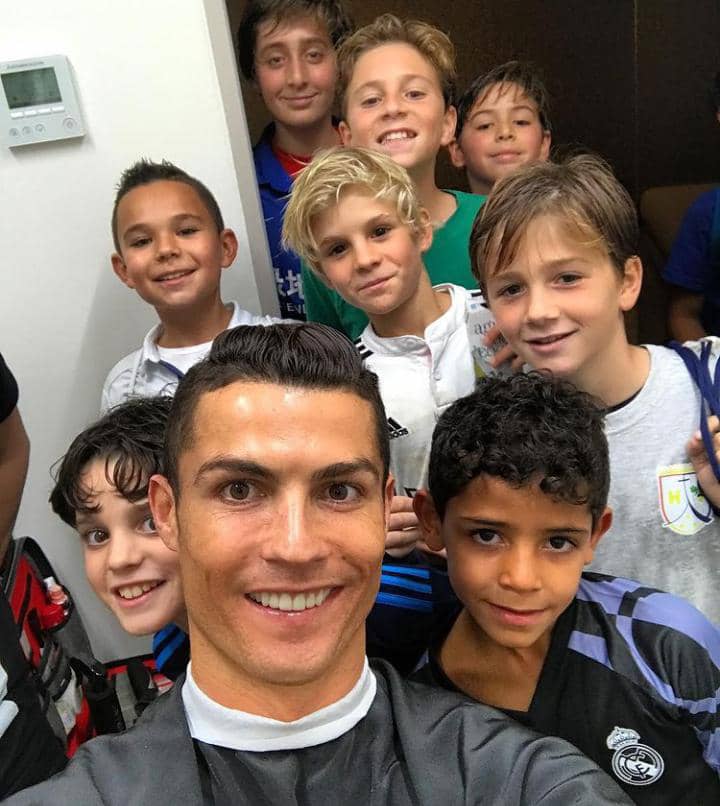que hace Cristiano Ronaldo en su tiempo libre - cr7 con niños