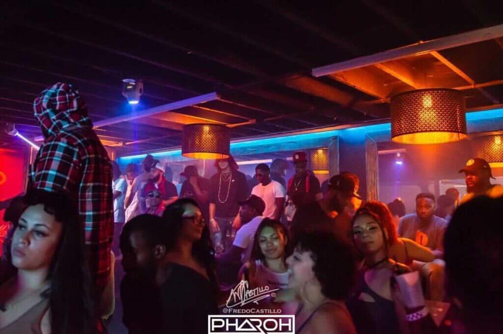 Mejores clubes latinos en Tampa FL - Medusa Lounge - crowd dancing