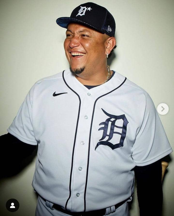 Ideas de disfraces de Halloween para fanáticos de los deportes 2022 - Miguel cabrera con uniforme de Detroit