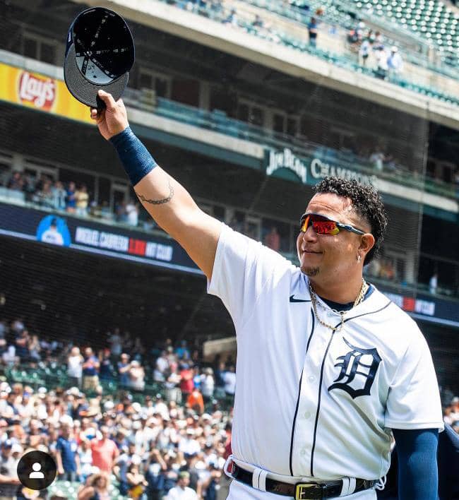 Ideas de disfraces de Halloween para fanáticos de los deportes 2022 - Miguel cabrera con lentes