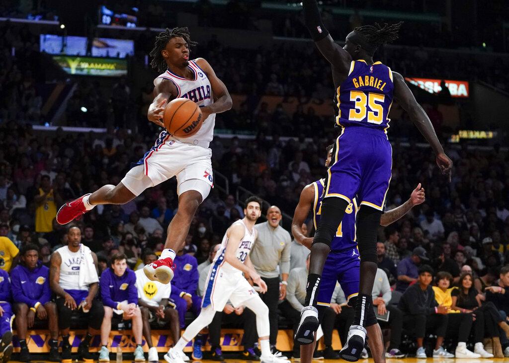 Lakers vs 76ers pronóstico predicción cuotas previa apuestas NBA 9 de diciembre 2022