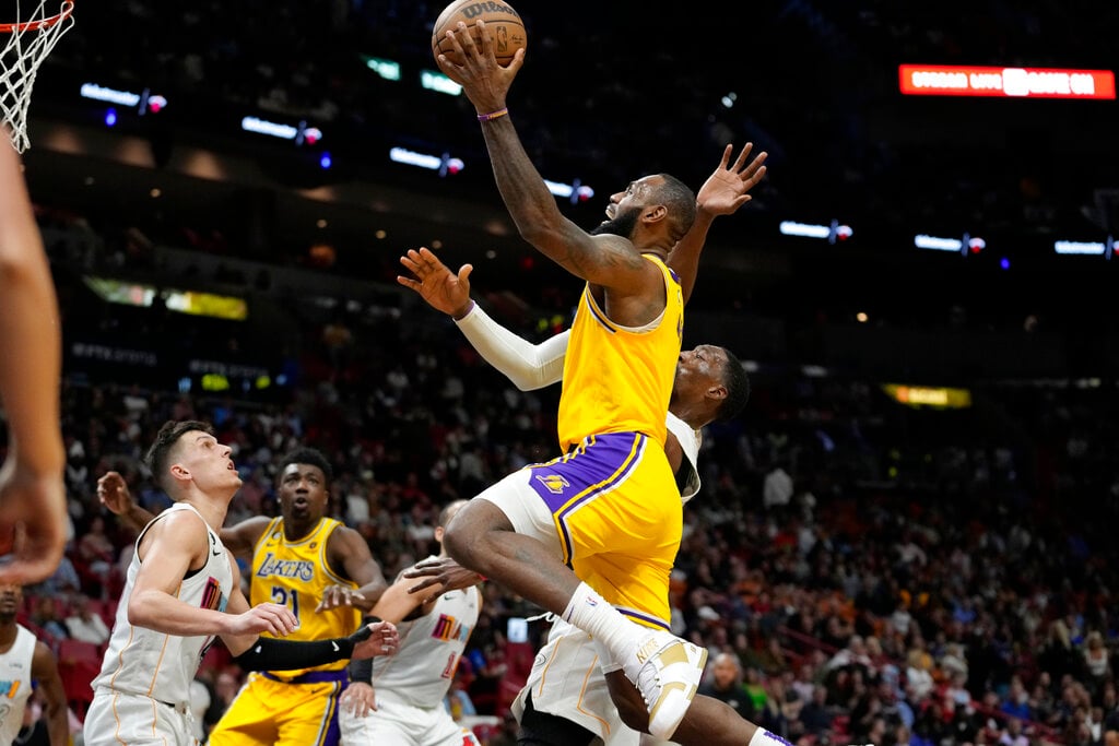 Heat vs Lakers predicciones pronóstico cuotas previa apuestas NBA 4 de enero 2023