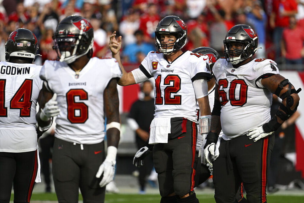 Buccaneers vs Falcons pronóstico predicción cuotas previa apuestas Semana 18 NFL 08 de enero 2023