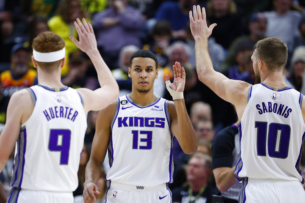 Kings vs Spurs predicciones pronóstico cuotas previa apuestas NBA 1 de febrero de 2023