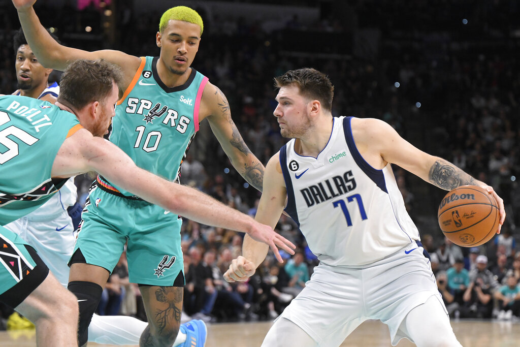 Spurs vs Mavericks predicciones pronóstico cuotas previa apuestas NBA el 23 de febrero de 2023