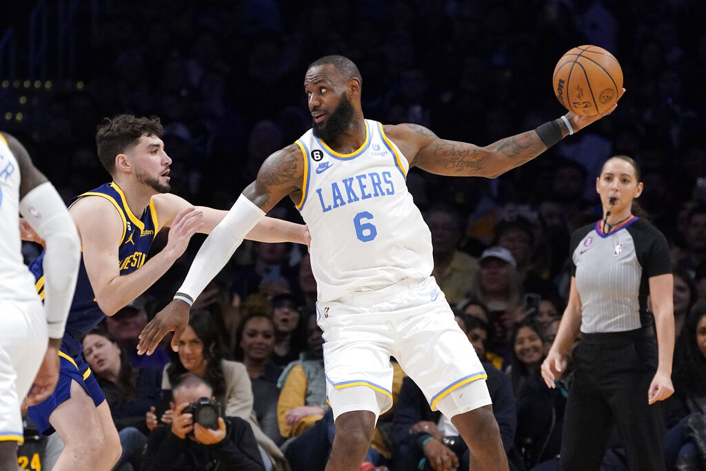 Lakers vs Mavericks predicciones pronóstico cuotas previa apuestas NBA 26 febrero 2023