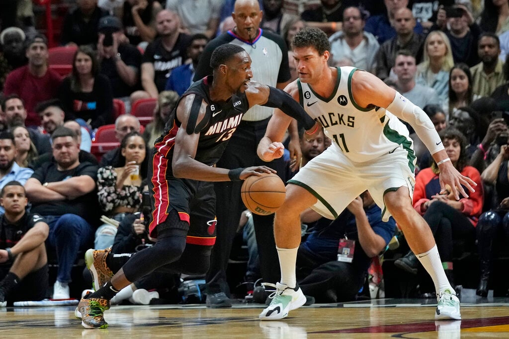 Bucks vs Heat predicciones pronóstico cuotas previas apuestas NBA 22 de abril de 2023