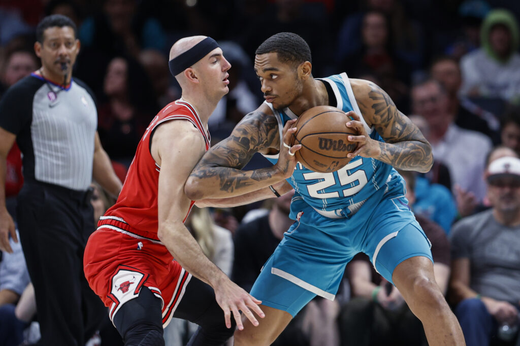 Raptors vs Hornets predicciones pronóstico cuotas previa apuestas NBA 4 de abril de 2023