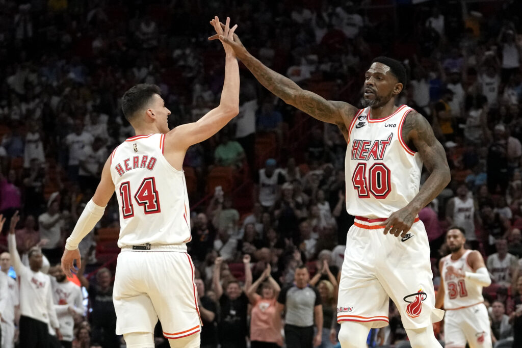 hawks vs heat pronostico prediccion previa cuotas apuestas nba 11 de abril de 2023