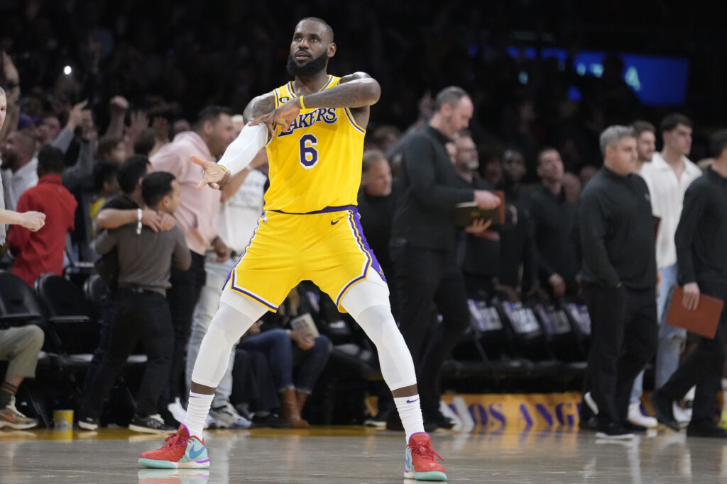 Grizzlies vs Lakers Predicciones pronóstico cuotas previa Juego 3 en la primera ronda de Playoffs NBA 22 de abril de 2023