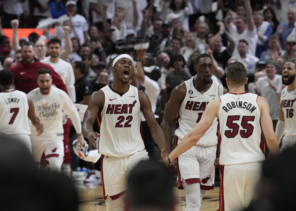 Heat vs Knicks predicciones pronóstico cuotas previa apuestas juego 2 semifinales Conferencia Este playoffs NBA el 2 de mayo de 2023