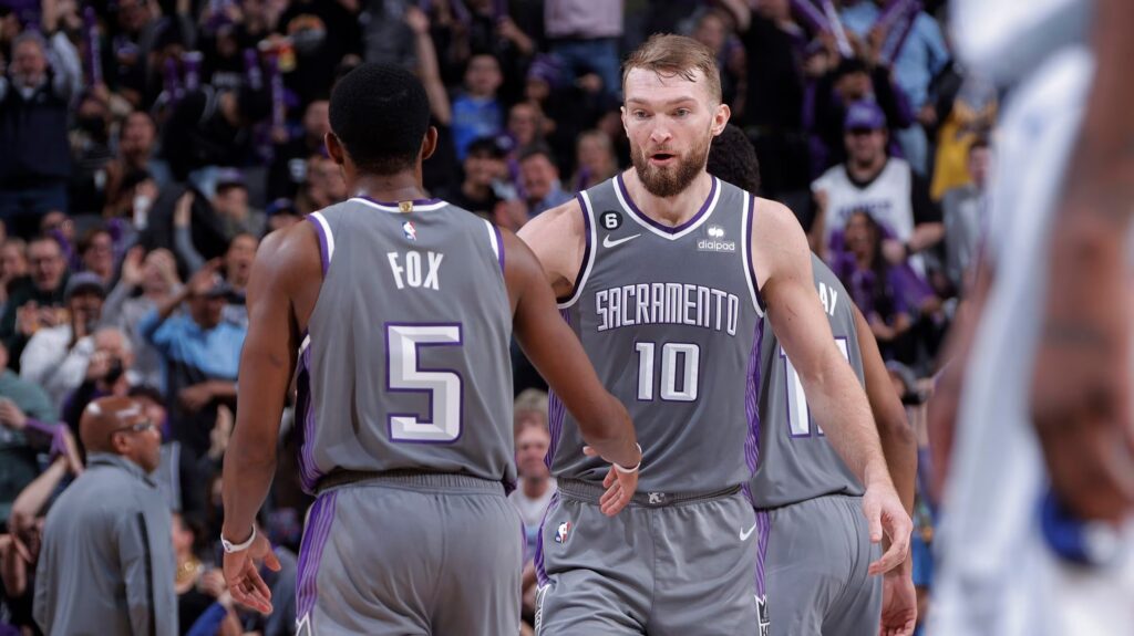 Kings vs Mavericks predicciones pronóstico cuotas previa apuestas NBA el 5 de abril de 2023