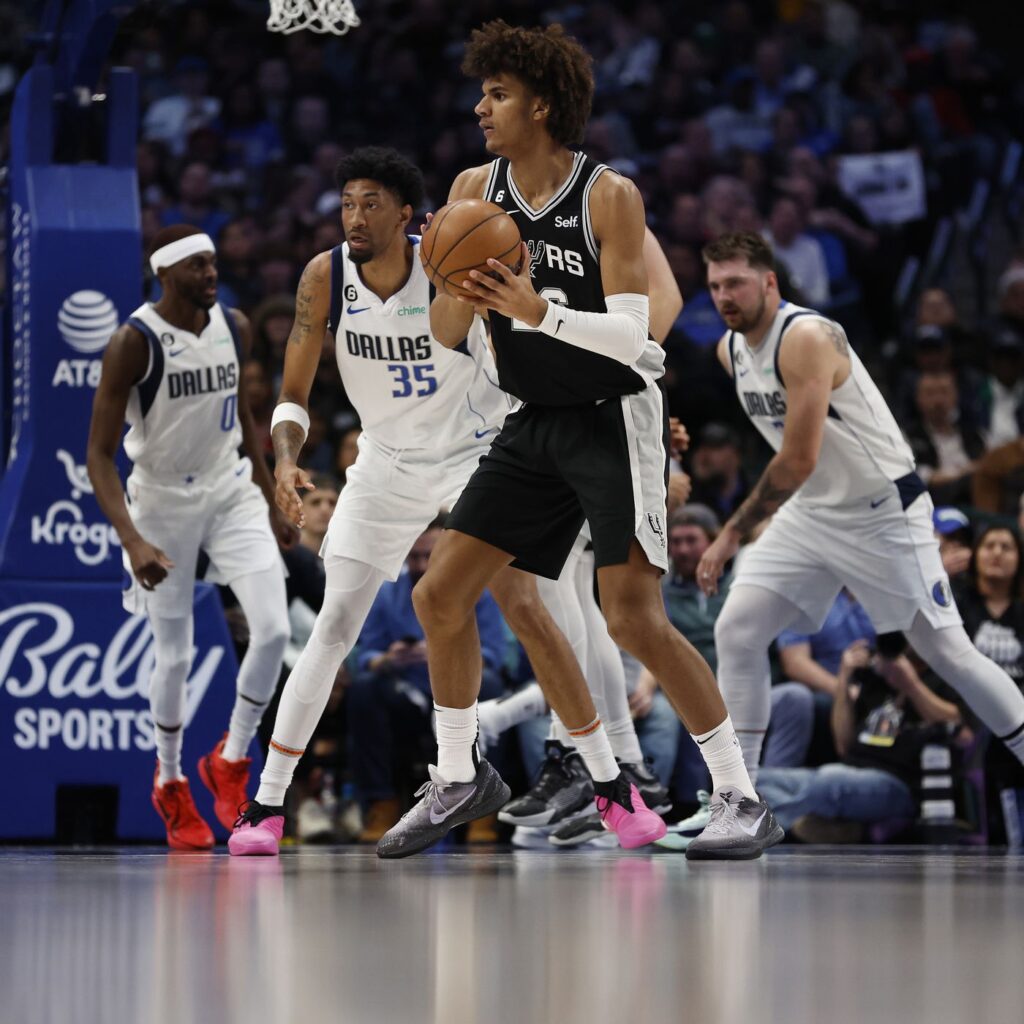 Spurs vs Mavericks predicciones pronóstico cuotas previa apuestas NBA el 9 de abril de 2023