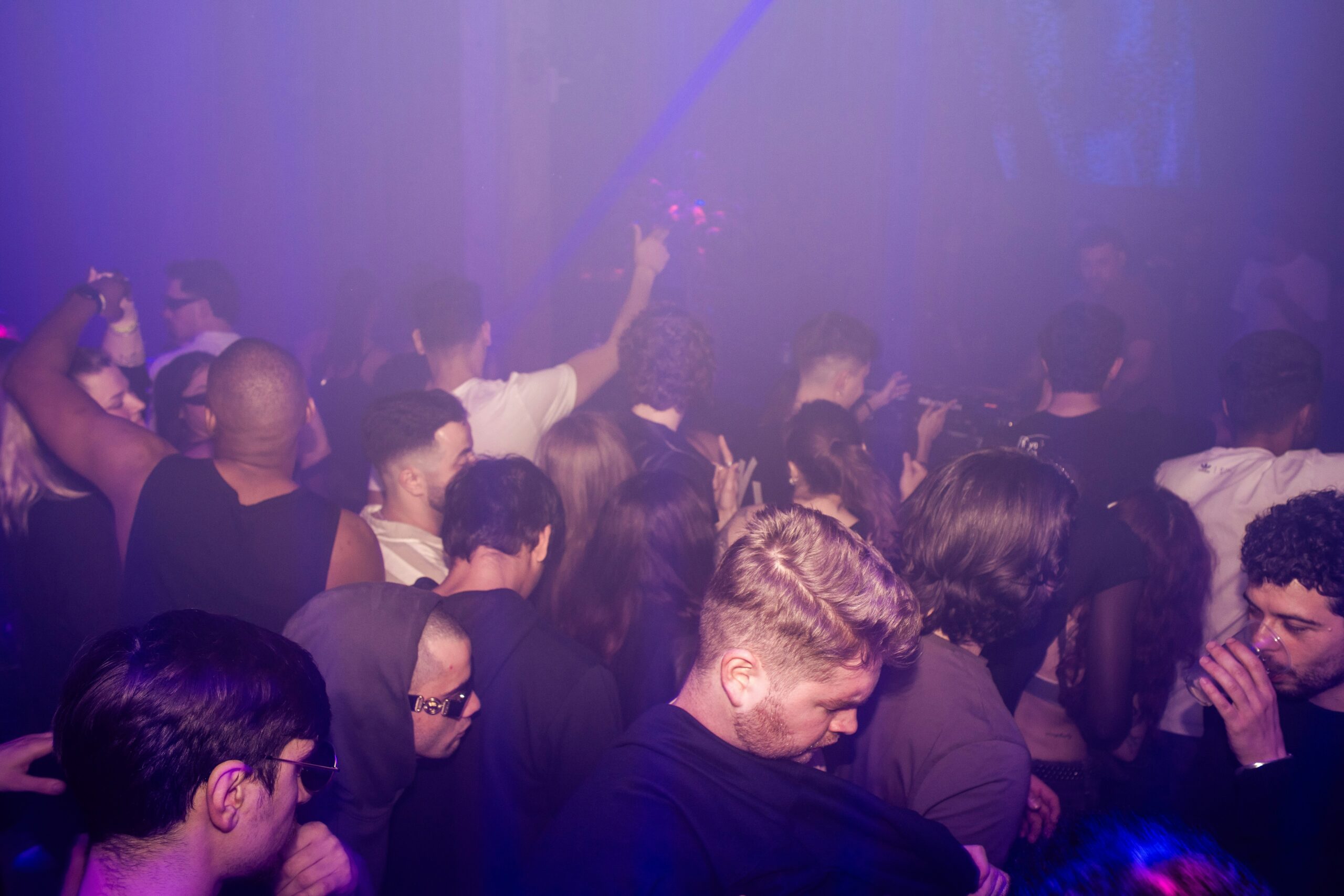 gente bailando en un club nocturno