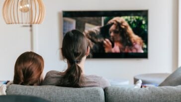 gente mirando telenovelas en televisión