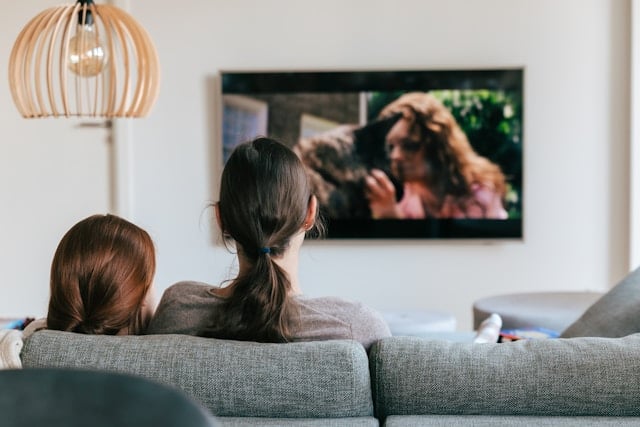 gente mirando telenovelas en televisión